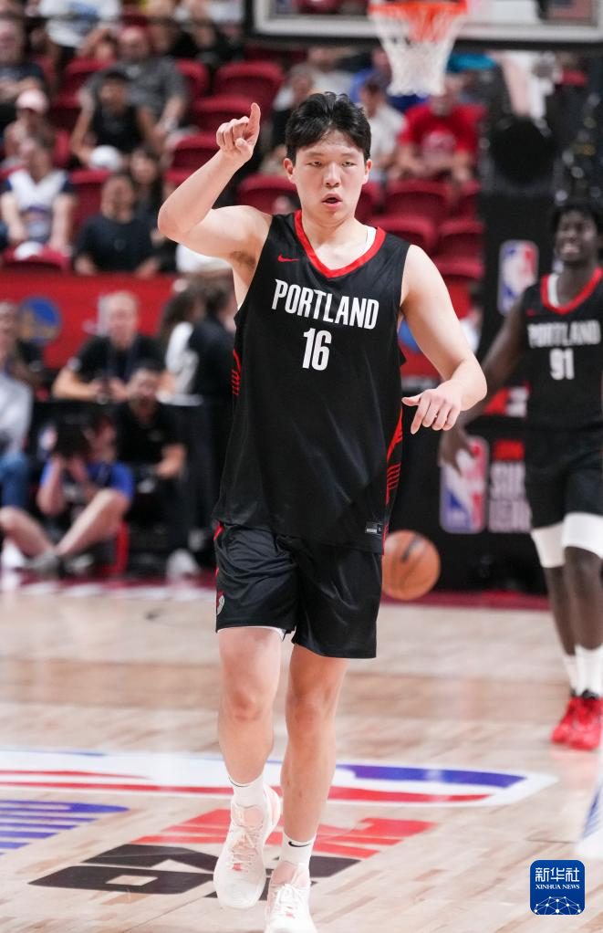 杨瀚森两场夏季联赛表现不俗，体能有待加强，失误还需减少